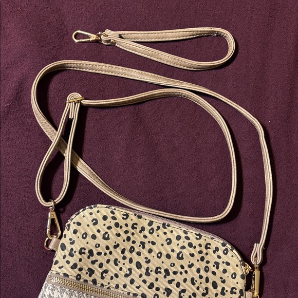 Jen &Co.- Crossbody Bag/wristlet - Picture 7 of 14